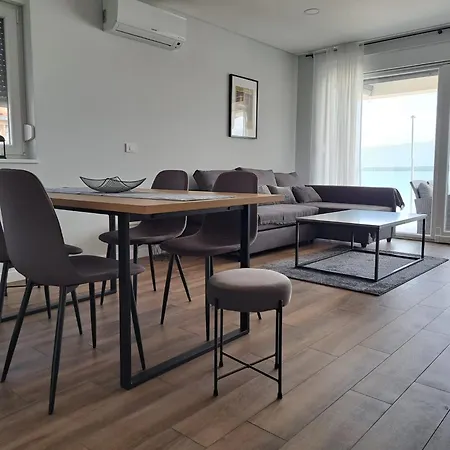 B & R Summer Breeze 2 Apartman Nin